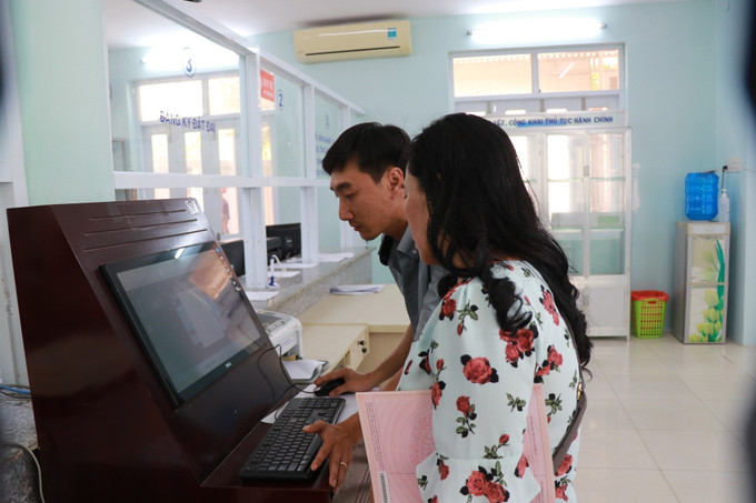 Cán bộ xã Khánh Vĩnh, tỉnh Khánh Hòa hướng dẫn người dân kê khai qua cổng Dịch vụ công trực tuyến Quốc gia. Ảnh: Phan Sáu/TTXVN Cán bộ xã Khánh Vĩnh, tỉnh Khánh Hòa hướng dẫn người dân kê khai qua cổng Dịch vụ công trực tuyến Quốc gia. Ảnh: Phan Sáu/TTXVN
