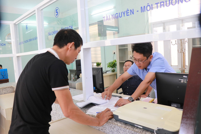 Cán bộ, công chức tại Trung tâm hành chính công xã Khánh Vĩnh hướng dẫn người dân làm thủ tục hành chính liên quan đến lĩnh vực tài nguyên môi trường. Ảnh: Phan Sáu/TTXVN Cán bộ, công chức tại Trung tâm hành chính công xã Khánh Vĩnh hướng dẫn người dân làm thủ tục hành chính liên quan đến lĩnh vực tài nguyên môi trường. Ảnh: Phan Sáu/TTXVN