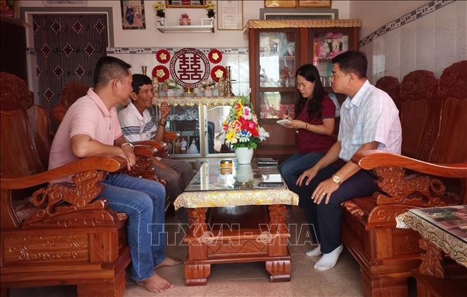 Tổ lưu động xã Hưng Hội (tỉnh Cà Mau) xuống nhà dân để tiếp nhận, hướng dẫn người dân thực hiện các thủ tục hành chính. Tổ lưu động xã Hưng Hội (tỉnh Cà Mau) xuống nhà dân để tiếp nhận, hướng dẫn người dân thực hiện các thủ tục hành chính.