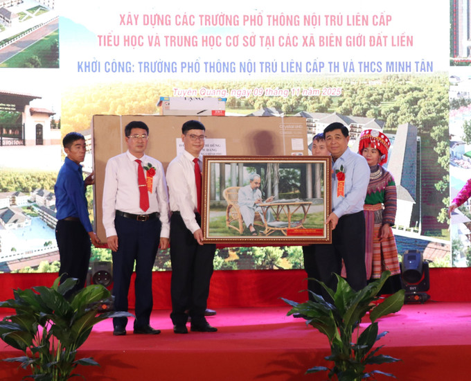 Phó Thủ tướng Nguyễn Chí Dũng tặng quà cho xã biên giới Minh Tân (Tuyên Quang).