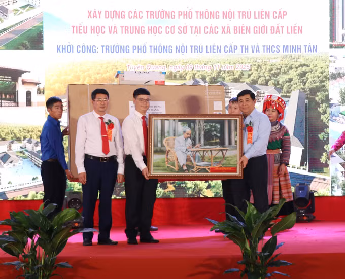 Phó Thủ tướng Nguyễn Chí Dũng tặng quà cho xã biên giới Minh Tân (Tuyên Quang).