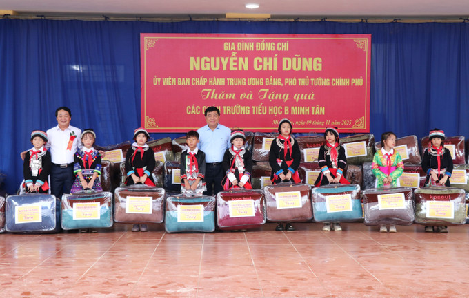 Phó Thủ tướng Nguyễn Chí Dũng trao 372 suất quà cho học sinh trường Tiểu học B Minh Tân (Tuyên Quang).