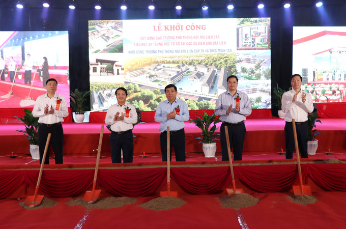 Phó Thủ tướng Nguyễn Chí Dũng cùng các đại biểu thực hiện nghi thức khởi công xây dựng trường phổ thông nội trú liên cấp tại xã biên giới Minh Tân (Tuyên Quang).