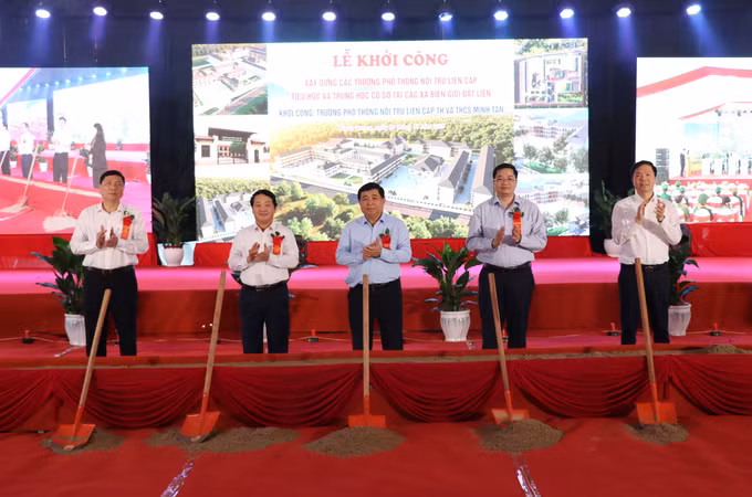 Phó Thủ tướng Nguyễn Chí Dũng cùng các đại biểu thực hiện nghi thức khởi công xây dựng trường phổ thông nội trú liên cấp tại xã biên giới Minh Tân (Tuyên Quang).