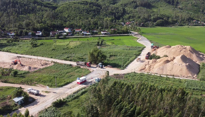 Điểm tập kết cát của Công ty TNHH Khoáng sản và Tổng hợp Đoàn Hân không đúng quy định, gần ngay tỉnh lộ ĐT642 và khu dân cư. Ảnh: TTXVN phát Điểm tập kết cát của Công ty TNHH Khoáng sản và Tổng hợp Đoàn Hân không đúng quy định, gần ngay tỉnh lộ ĐT642 và khu dân cư. Ảnh: TTXVN phát