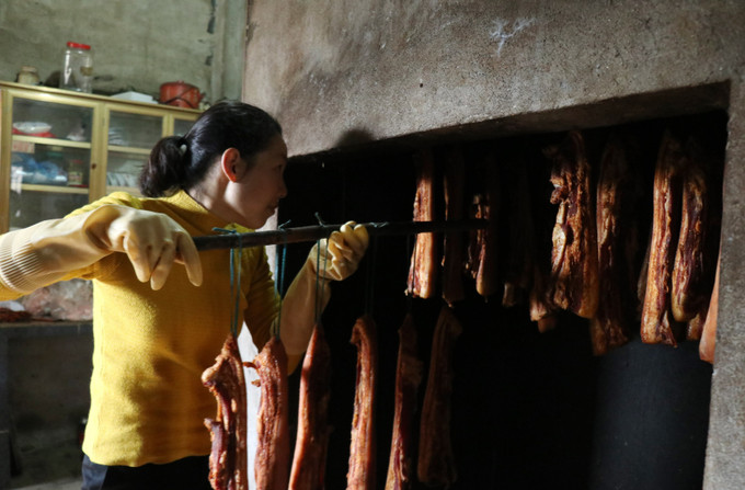 Những ngày cuối năm luôn là thời điểm bận rộn nhất của các cơ sở sản xuất thịt lợn sấy và lạp xưởng tại huyện biên giới Mường Khương, tỉnh Lào Cai. Ảnh: Quốc Khánh/TTXVN lao-cai-2.jpg