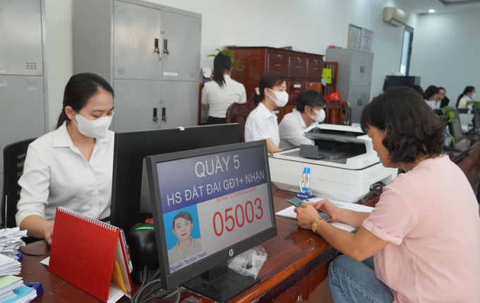 Người dân đến làm thủ tục hành chính tại Trung tâm phục vụ hành chính công phường Cao Lãnh (mới) vừa đưa vào vận hành thử nghiệm. Người dân đến làm thủ tục hành chính tại Trung tâm phục vụ hành chính công phường Cao Lãnh (mới) vừa đưa vào vận hành thử nghiệm.