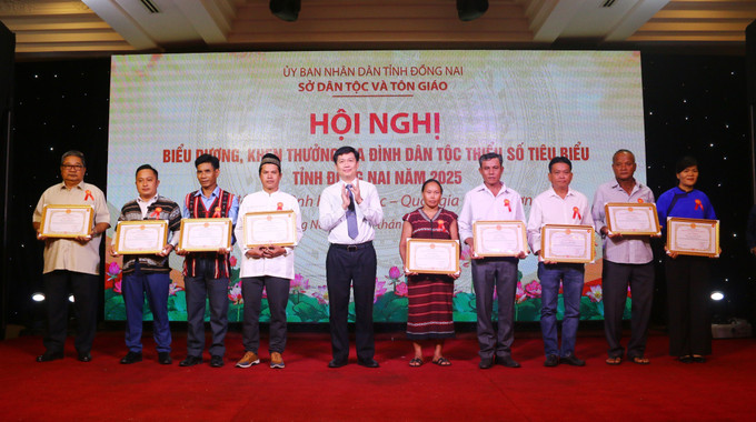 50 gia đình được tuyên dương đại diện cho hơn 64.500 hộ gia đình văn hóa là đồng bào dân tộc thiểu số tỉnh Đồng Nai. 50 gia đình được tuyên dương đại diện cho hơn 64.500 hộ gia đình văn hóa là đồng bào dân tộc thiểu số tỉnh Đồng Nai.