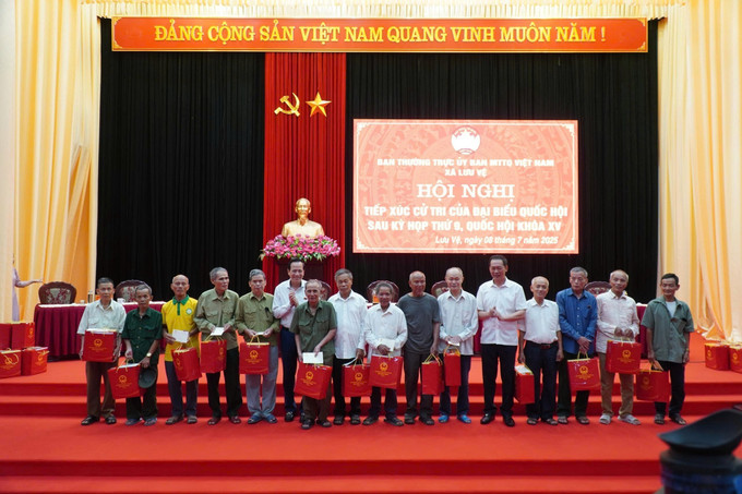 Trao 30 suất quà cho các gia đình chính sách, người có công với cách mạng, hộ nghèo và trẻ em khuyết tật tại xã Lưu Vệ (Thanh Hóa). Ảnh: TTXVN phát Trao 30 suất quà cho các gia đình chính sách, người có công với cách mạng, hộ nghèo và trẻ em khuyết tật tại xã Lưu Vệ (Thanh Hóa). Ảnh: TTXVN phát