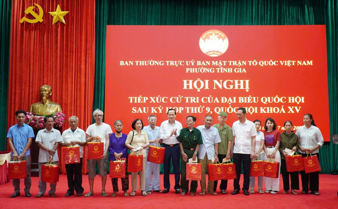 Trao 30 suất quà cho các gia đình chính sách, người có công với cách mạng, hộ nghèo và trẻ em khuyết tật ở phường Tĩnh Gia (Thanh Hóa). Ảnh: TTXVN phát Trao 30 suất quà cho các gia đình chính sách, người có công với cách mạng, hộ nghèo và trẻ em khuyết tật ở phường Tĩnh Gia (Thanh Hóa). Ảnh: TTXVN phát