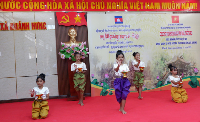 Tiết mục múa của Đội văn nghệ huyện Svay Chrum (tỉnh Svay Rieng, Campuchia).