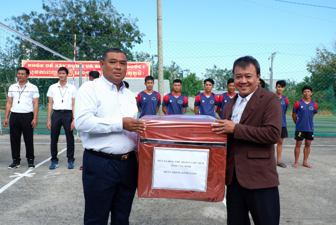 Phó Giám đốc Sở Văn hoá, Thể thao và Du lịch tỉnh Tây Ninh Huỳnh Cao Chánh trao quà cho tỉnh Svay Rieng.