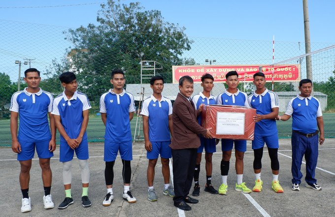 Phó Giám đốc Sở Văn hoá, Thể thao và Du lịch tỉnh Tây Ninh Huỳnh Cao Chánh trao quà cho đội đóng chuyền hai huyện Kampong Rou, Svay Chrum (tỉnh Svay Rieng, Campuchia).