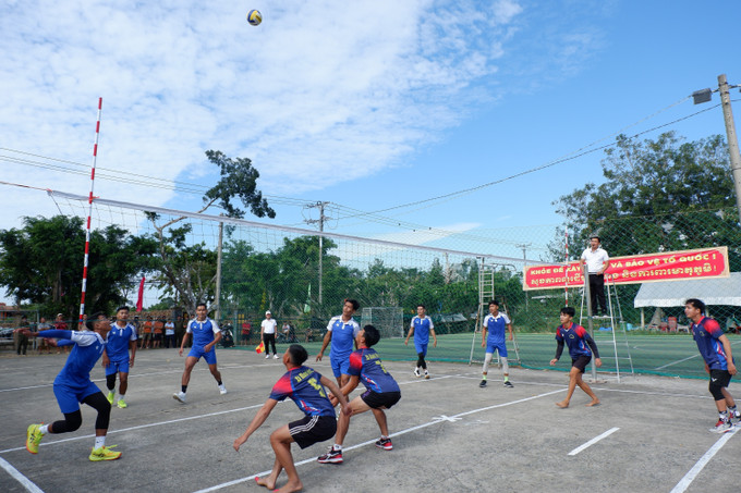 Trận giao lưu bóng chuyền giữa đội xã Khánh Hưng (Tây Ninh) và đội hai huyện Kampong Rou, Svay Chrum (tỉnh Svay Rieng, Campuchia).