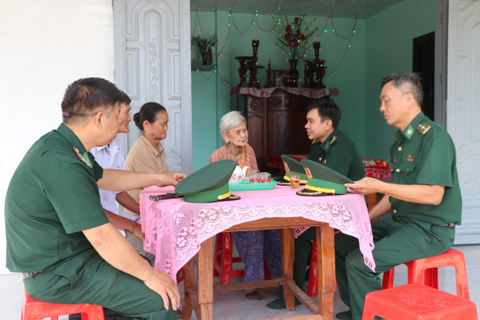 Cán bộ, chiến sĩ Đồn Biên phòng Ia Rvê đến thăm gia đình thân nhân liệt sĩ tại địa bàn đóng chân. Ảnh: Tường Quân/TTXVN Cán bộ, chiến sĩ Đồn Biên phòng Ia Rvê đến thăm gia đình thân nhân liệt sĩ tại địa bàn đóng chân. Ảnh: Tường Quân/TTXVN