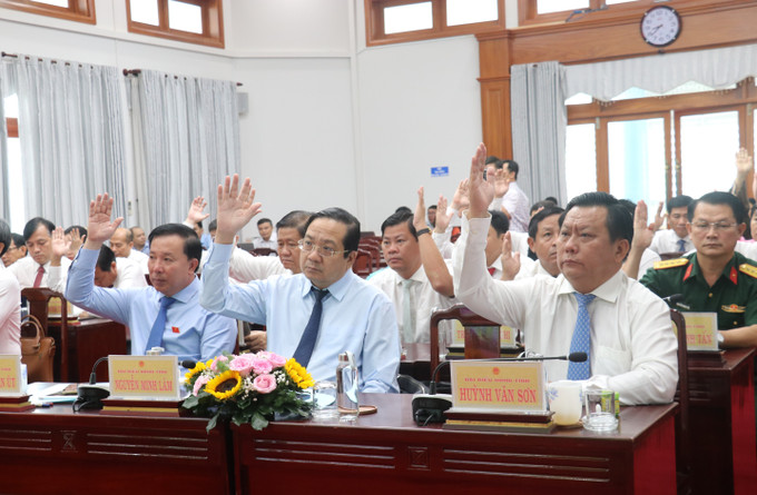 Các đại biểu HĐND tỉnh Tây Ninh biểu quyết thông qua Nghị quyết tại kỳ họp. Các đại biểu HĐND tỉnh Tây Ninh biểu quyết thông qua Nghị quyết tại kỳ họp.