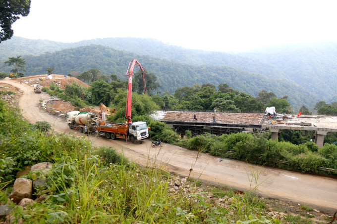 Thi công cầu cạn mở rộng các khúc cua đèo dốc trên đèo Đại Ninh thuộc Dự án nâng cấp Quốc lộ 28B. Thi công cầu cạn mở rộng các khúc cua đèo dốc trên đèo Đại Ninh thuộc Dự án nâng cấp Quốc lộ 28B.