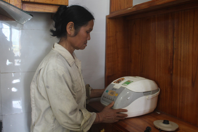 Gia đình chị Bùi Thị Lịch, thôn Trung Thủy, xã Quý Lương trước kia thuộc diện hộ nghèo, có con đi xuất khẩu lao động đến nay gia đình chị đã thoát nghèo, xây dựng nhà mới và mua sắm nhiều thiết bị gia dụng phục vụ cuộc sống. Ảnh Nguyễn Nam/TTXVN