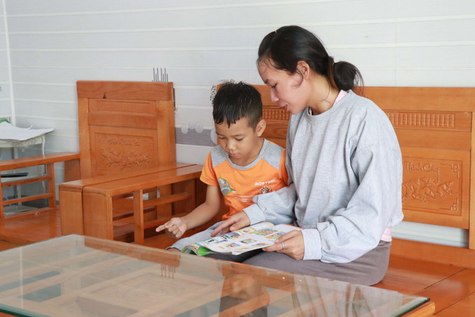 Gia đình chị Cao Thị Tâm, trú tại thôn Liên Hòa, xã Khánh Sơn, là một trong những hộ dân Raglai được hỗ trợ chuyển đổi sang trồng cây sầu riêng. Gia đình chị Cao Thị Tâm, trú tại thôn Liên Hòa, xã Khánh Sơn, là một trong những hộ dân Raglai được hỗ trợ chuyển đổi sang trồng cây sầu riêng.