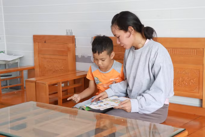 Gia đình chị Cao Thị Tâm, trú tại thôn Liên Hòa, xã Khánh Sơn, là một trong những hộ dân Raglai được hỗ trợ chuyển đổi sang trồng cây sầu riêng.