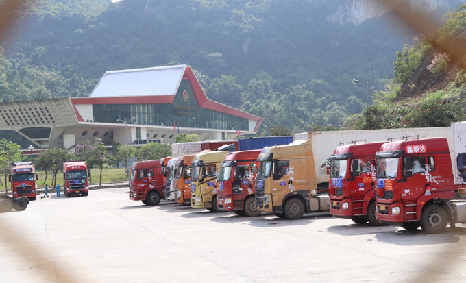Phương tiện chở hàng hóa xuất nhập khẩu tại Cửa khẩu quốc tế Hữu Nghị (ảnh tư liệu). lang-son-1.jpg