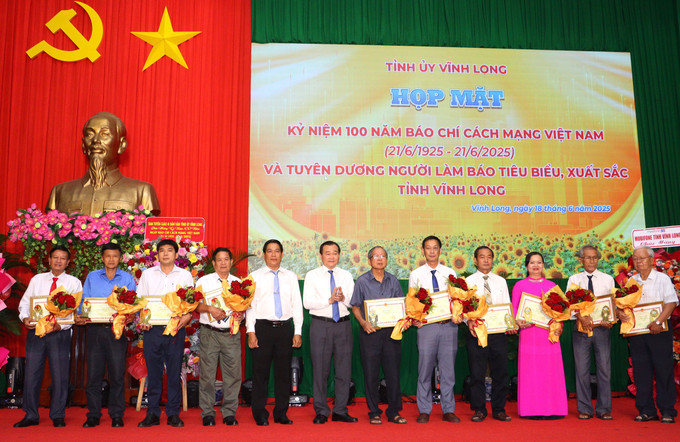 Khen thưởng các cá nhân có thành tích đóng góp cho sự nghiệp báo chí, góp phần xây dựng và phát triển kinh tế - xã hội tỉnh Vĩnh Long. Ảnh: Lê Thúy Hằng/TTXVN Khen thưởng các cá nhân có thành tích đóng góp cho sự nghiệp báo chí, góp phần xây dựng và phát triển kinh tế - xã hội tỉnh Vĩnh Long. Ảnh: Lê Thúy Hằng/TTXVN