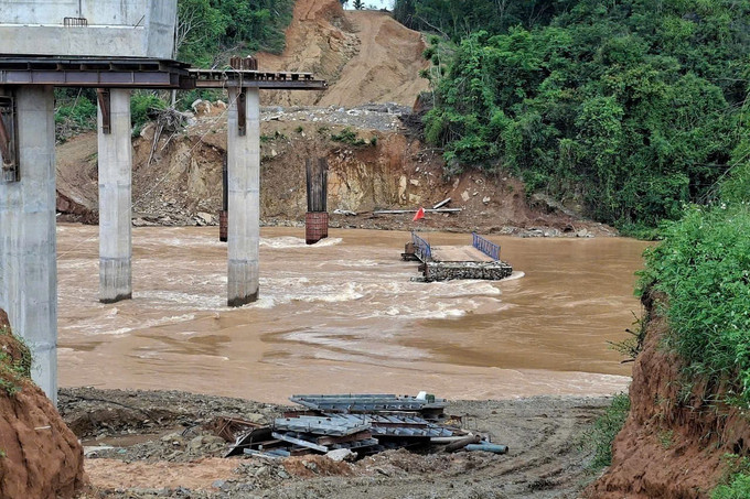 Nước lũ cuốn trôi cọc cừ larsen tại khu vực cầu Km8+730. Ảnh: TTXVN phát cao-bang-1.jpg
