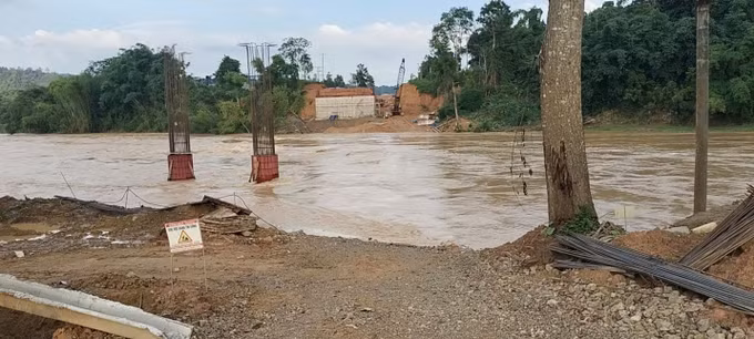 Trụ cầu Km28+950 ngập sâu trong nước lũ. Ảnh: TTXVN phát