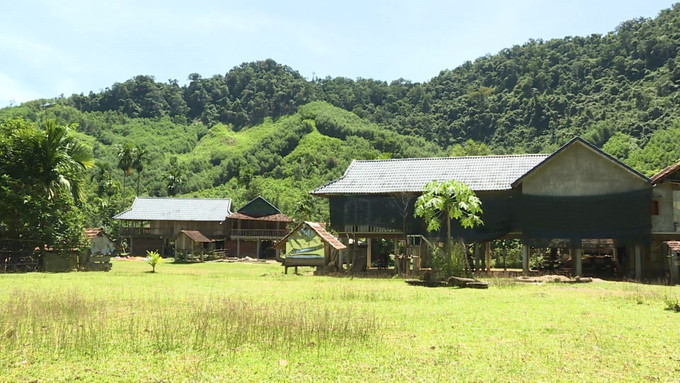 Những ngôi nhà mới khang trang được xây dựng ở xã vùng cao Long Môn, huyện Minh Long (Quảng Ngãi). Những ngôi nhà mới khang trang được xây dựng ở xã vùng cao Long Môn, huyện Minh Long (Quảng Ngãi).