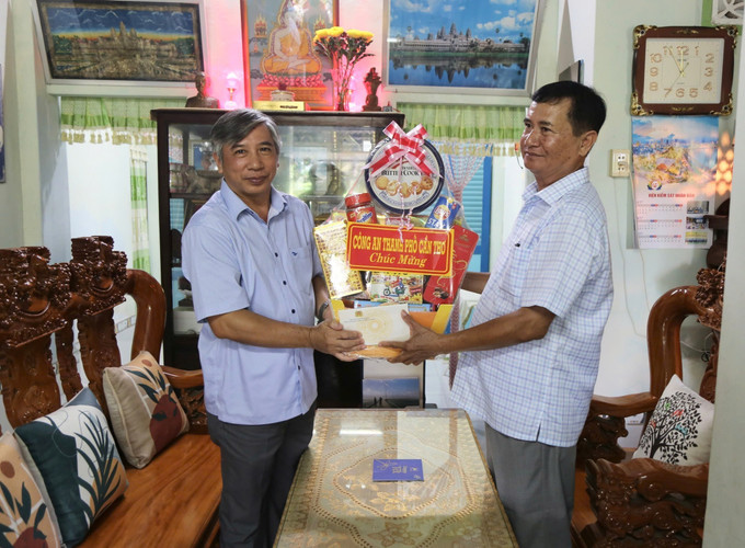 Đại tá Huỳnh Hoài Hận, Phó Giám đốc Công an thành phố Cần Thơ thăm, tặng quà ông Sơn Ngọc Thạch, nguyên Phó Chủ tịch UBND thị xã Vĩnh Châu, tỉnh Sóc Trăng (cũ). Ảnh: TTXVN phát Đại tá Huỳnh Hoài Hận, Phó Giám đốc Công an thành phố Cần Thơ thăm, tặng quà ông Sơn Ngọc Thạch, nguyên Phó Chủ tịch UBND thị xã Vĩnh Châu, tỉnh Sóc Trăng (cũ). Ảnh: TTXVN phát