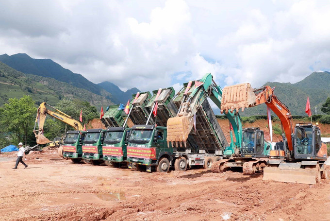 Hệ thống phương tiện máy móc thực hiện nghi thức lễ khởi công. Ảnh: Quý Trung/TTXVN Hệ thống phương tiện máy móc thực hiện nghi thức lễ khởi công. Ảnh: Quý Trung/TTXVN