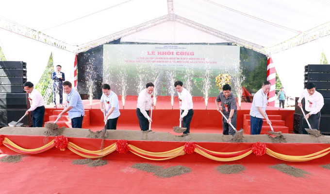 Các đồng chí lãnh đạo thực hiện nghi thức khởi công dự án đầu tư; đường tránh xã Tân Uyên tỉnh Lai Châu. Ảnh: Quý Trung/TTXVN lai-chau-1.jpg