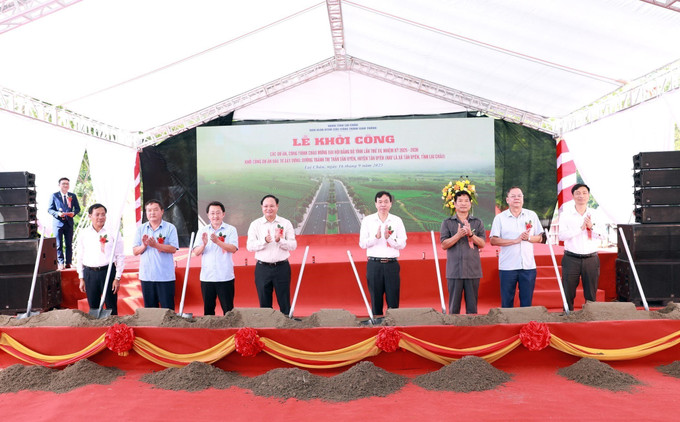 Các đồng chí lãnh đạo thực hiện nghi thức khởi công dự án đầu tư; đường tránh xã Tân Uyên tỉnh Lai Châu. Ảnh: Quý Trung/TTXVN Các đồng chí lãnh đạo thực hiện nghi thức khởi công dự án đầu tư; đường tránh xã Tân Uyên tỉnh Lai Châu. Ảnh: Quý Trung/TTXVN