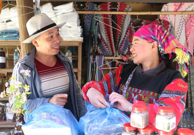 Du khách được người dân Lũng Cú giới thiệu những sản vật đặc trưng văn hóa nơi đây.