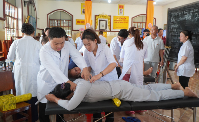 Sau khi khám bệnh, người dân được điều trị bằng phương pháp y học cổ truyền. Ảnh: Nhựt An - TTXVN Sau khi khám bệnh, người dân được điều trị bằng phương pháp y học cổ truyền. Ảnh: Nhựt An - TTXVN