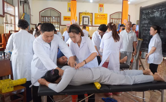 Sau khi khám bệnh, người dân được điều trị bằng phương pháp y học cổ truyền. Ảnh: Nhựt An - TTXVN