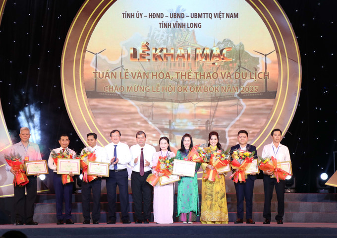 Ban Tổ chức tặng hoa cám ơn các nhà tài trợ. Ban Tổ chức tặng hoa cám ơn các nhà tài trợ.