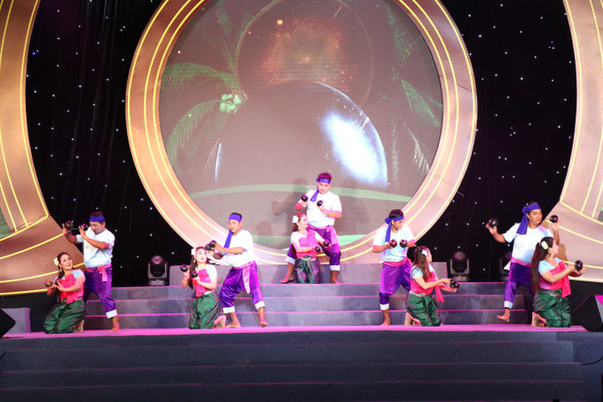 Tiết mục múa "Gõ gáo" do Đoàn Nghệ thuật Khmer Ánh Bình Minh biểu diễn tại lễ khai mạc. Tiết mục múa "Gõ gáo" do Đoàn Nghệ thuật Khmer Ánh Bình Minh biểu diễn tại lễ khai mạc.