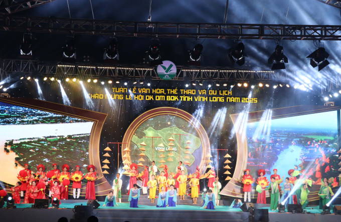 Tiết mục nghệ thuật tổng hợp mở màn lễ khai mạc. Tiết mục nghệ thuật tổng hợp mở màn lễ khai mạc.