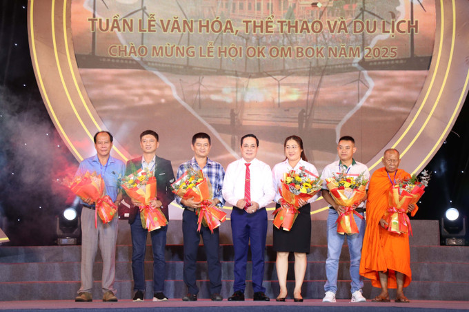 Ban Tổ chức tặng hoa cám ơn các nhà tài trợ. Ban Tổ chức tặng hoa cám ơn các nhà tài trợ.