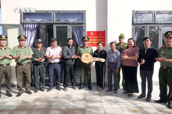 Lãnh đạo Công an tỉnh Lâm Đồng và đại điện chính quyền địa phương bàn giao căn nhà đầu tiên trong Chiến dịch Quang Trung. Ảnh: TTXVN phát