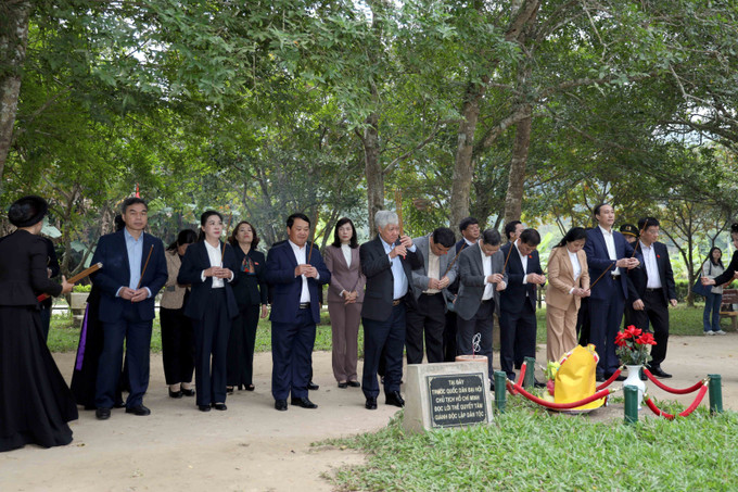 Phó Chủ tịch Thường trực Quốc hội Đỗ Văn Chiến và đoàn công tác dâng dương tại Đình Tân Trào.