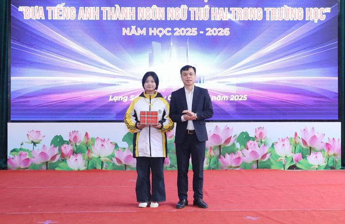 Hiệu trưởng Trường THPT chuyên Chu Văn An Mông Thanh Thủy trao thưởng cuộc thi sáng tạo video bằng tiếng Anh với chủ đề “Chu Van An High School for the Gifted Through My Eyes” cho lớp đạt Giải Nhất.