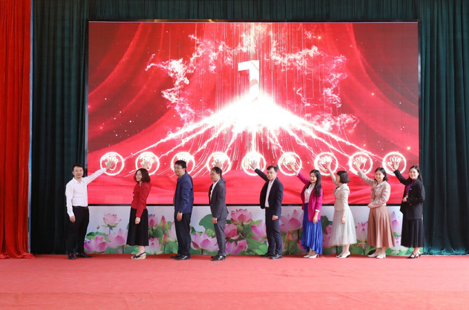 Cán bộ, giáo viên Trường THPT chuyên Chu Văn An cam kết thực hiện “Đưa tiếng Anh trở thành ngôn ngữ thứ hai trong trường học”.