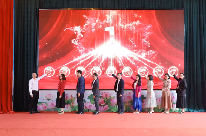 Cán bộ, giáo viên Trường THPT chuyên Chu Văn An cam kết thực hiện “Đưa tiếng Anh trở thành ngôn ngữ thứ hai trong trường học”.