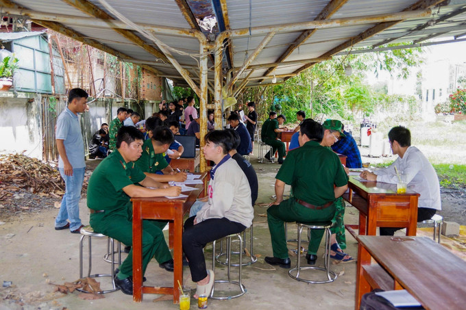 Cơ quan chức năng Tây Ninh tiếp nhận 38 công dân do Đại sứ quán Việt Nam và lực lượng Cảnh sát Campuchia bàn giao. Ảnh: TTXVN phát tay-ninh-1.jpg