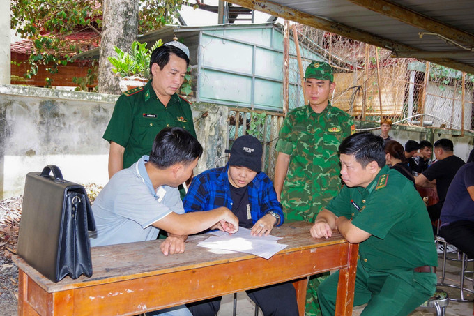 Bộ đội Biên phòng Tây Ninh tiếp nhận và xác minh các công dân về nước. Ảnh: TTXVN phát Bộ đội Biên phòng Tây Ninh tiếp nhận và xác minh các công dân về nước. Ảnh: TTXVN phát