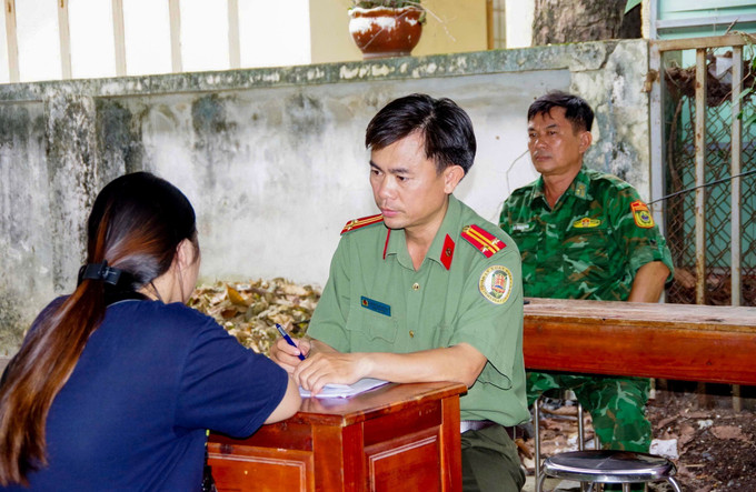 Công an Tây Ninh làm việc với các công dân từ Campuchia về nước. Ảnh: TTXVN phát Công an Tây Ninh làm việc với các công dân từ Campuchia về nước. Ảnh: TTXVN phát