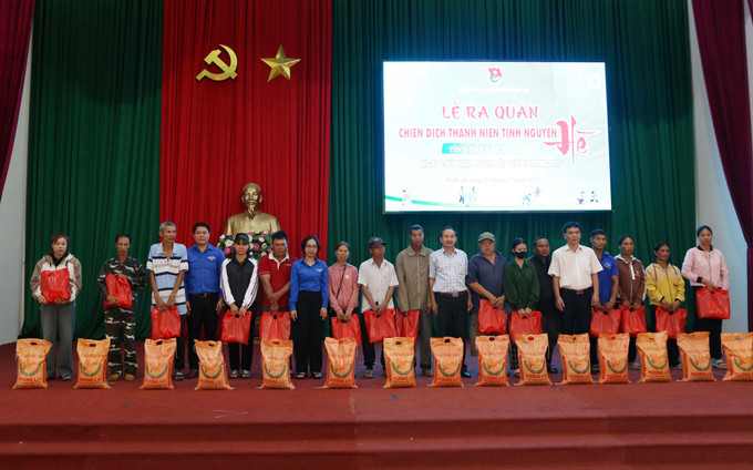 Trao quà tặng gia đình chính sách tại chương trình. Trao quà tặng gia đình chính sách tại chương trình.