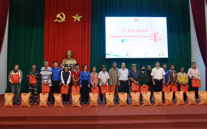 Trao quà tặng gia đình chính sách tại chương trình.